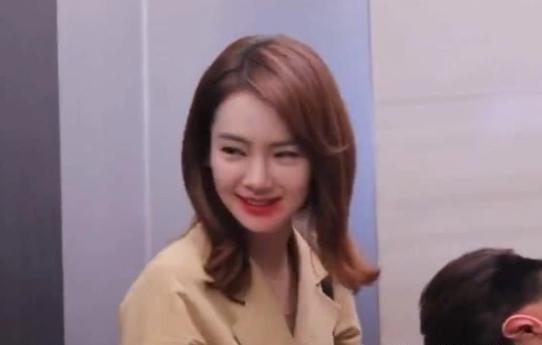 有种嘴唇叫戚薇的“口红唇”，当看清金瀚嘴唇：笑出猪叫