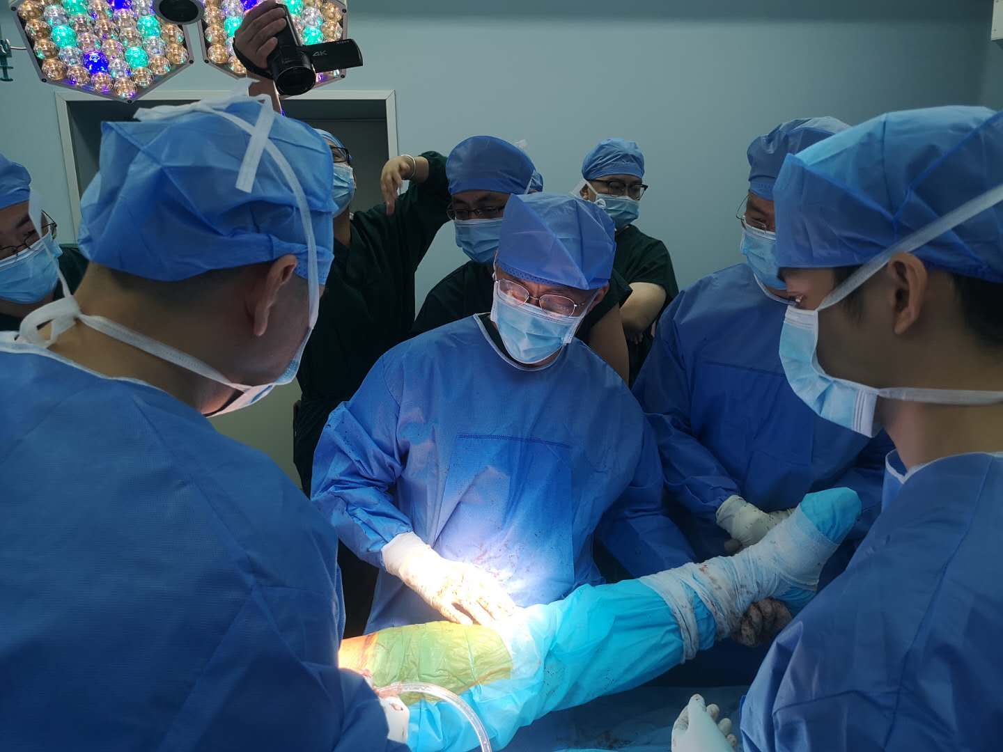 26岁小伙腰腿痛,男子51岁两胯痛是怎么回事