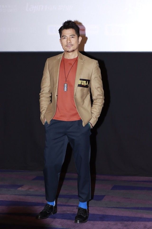 57岁郭富城穿西装笔挺出活动,郭富城双排扣西装搭配