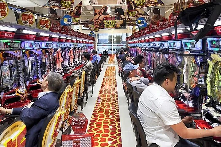 除了麻将，日本人还沉迷于这个赌博设备，一年花费过万亿元