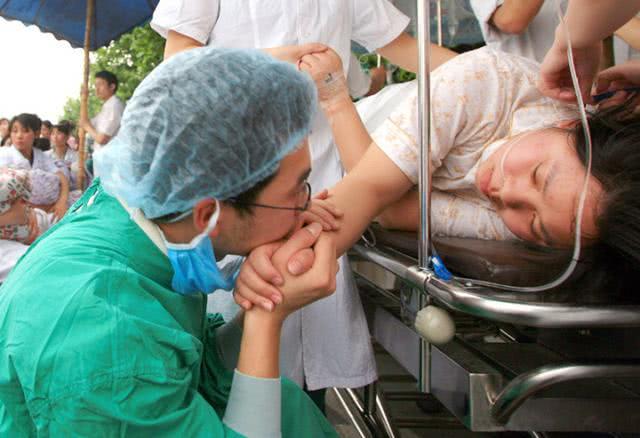 剖腹产孩子出来后医生往外掏什么,孩子出生后医生在子宫里掏什么