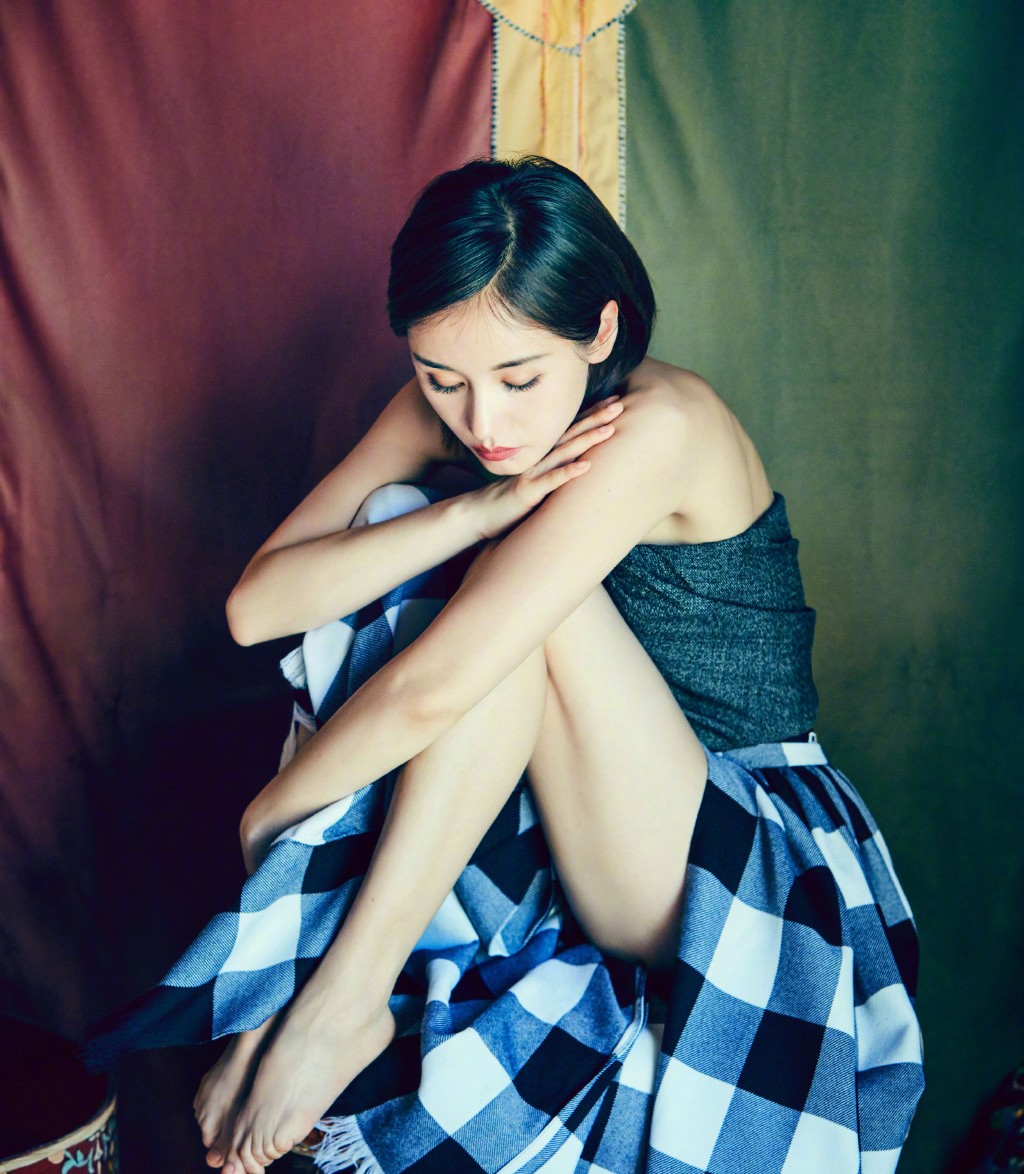 王子文身高162却超会穿,漆皮外套配短靴,玩下衣失踪美腿吸睛