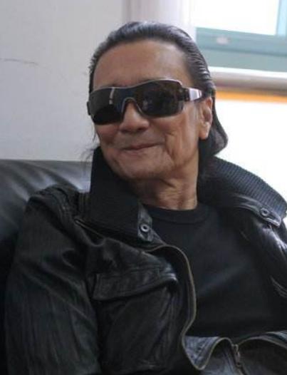 84岁谢贤穿皮衣状态好,80岁的谢贤依然帅气迷人