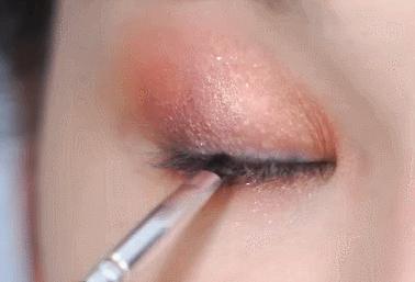 眼妆画完一会就脏掉了,眼妆一画就显得凶