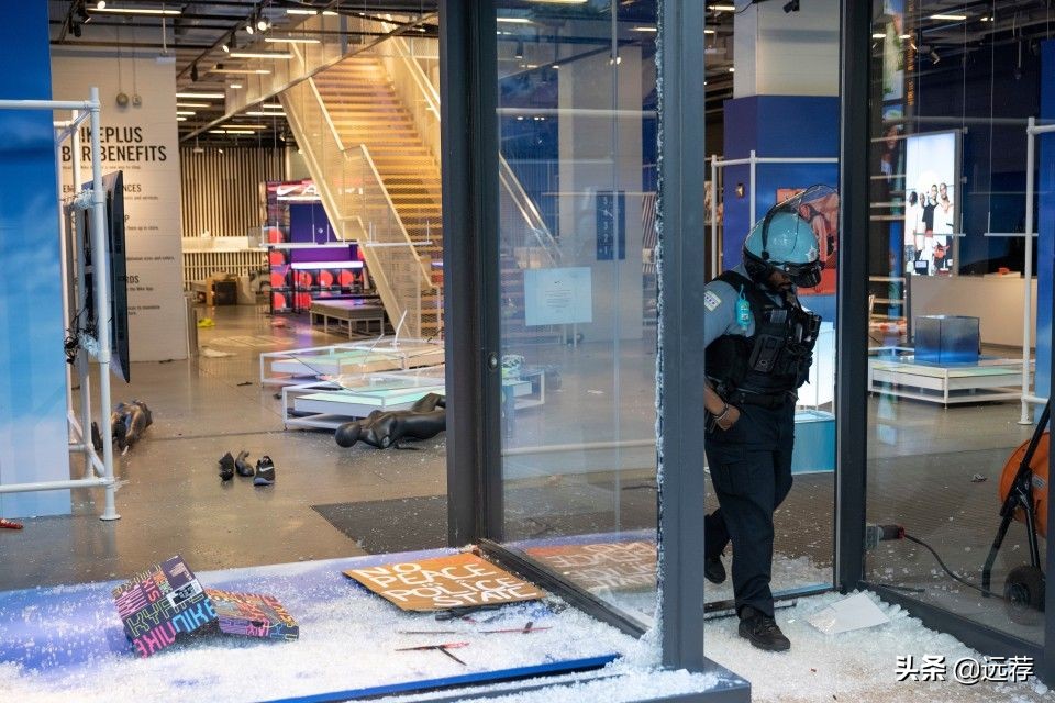 美国一家耐克店一分钟内被抢光！黑人妇女抱着抢来的鞋欢呼