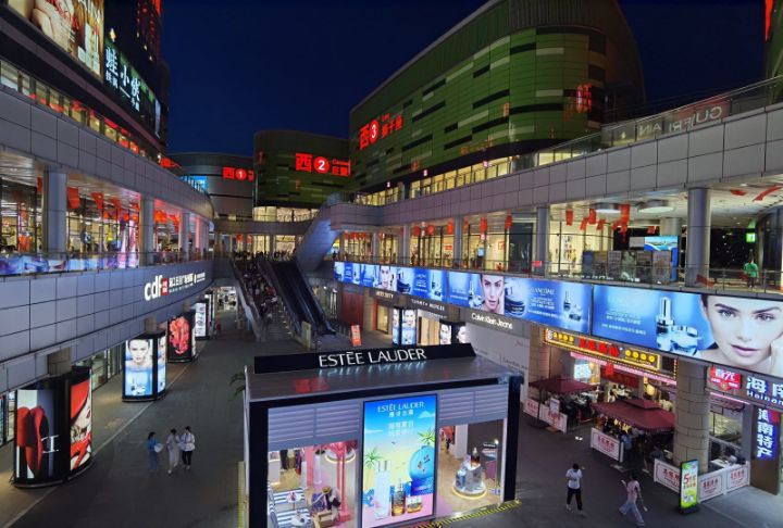 海南学子三下乡：实地调研免税店，助力自贸港建设