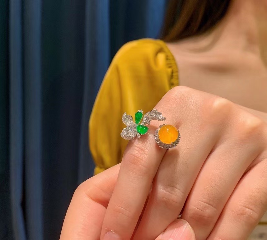 翡翠给人的感觉就像一抹清泉,天然翡翠与众不同美出高级感