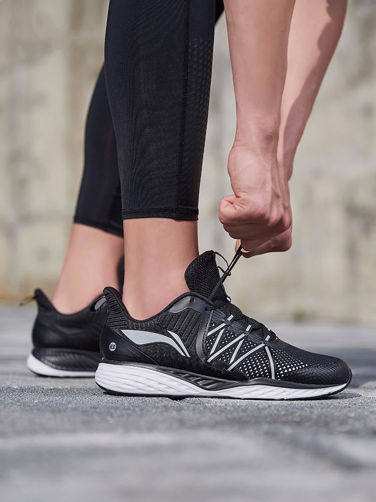 李宁跟安踏哪一个更值得入手,李宁安踏新款