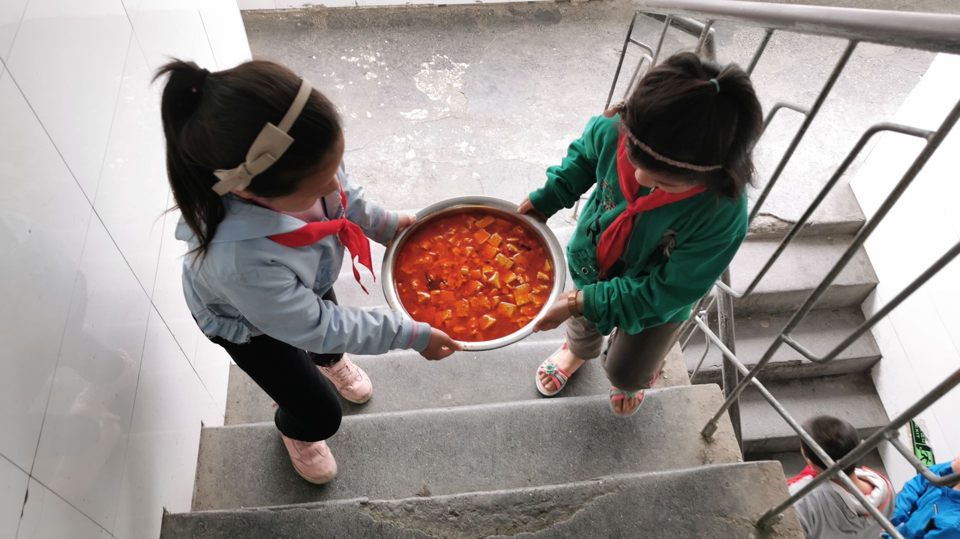 大山里的孩子上学没鞋穿,山里的孩子上学穿不起鞋