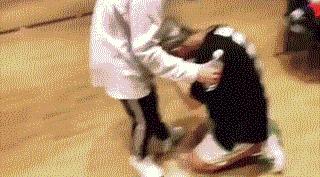 全世界都在挑战瓶盖，但请小心你的韧带