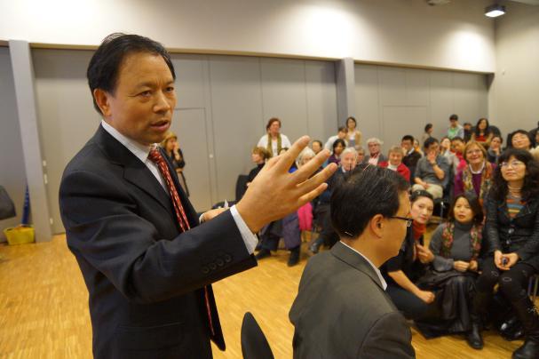 头紧张过度头皮发紧如何解决,头皮发紧往一块缩是怎么回事