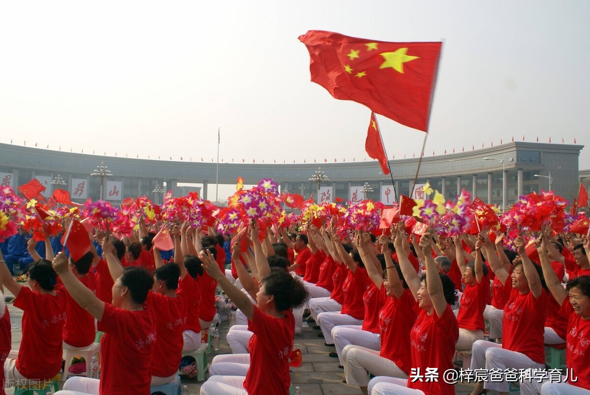年轻人摆摊被大爷怒骂,大爷吐槽在hm店购物的年轻人