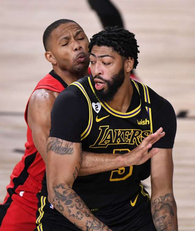 “红队裆部”成靶子3次被偷桃！浓眉被罚，勇士73胜踢蛋占便宜