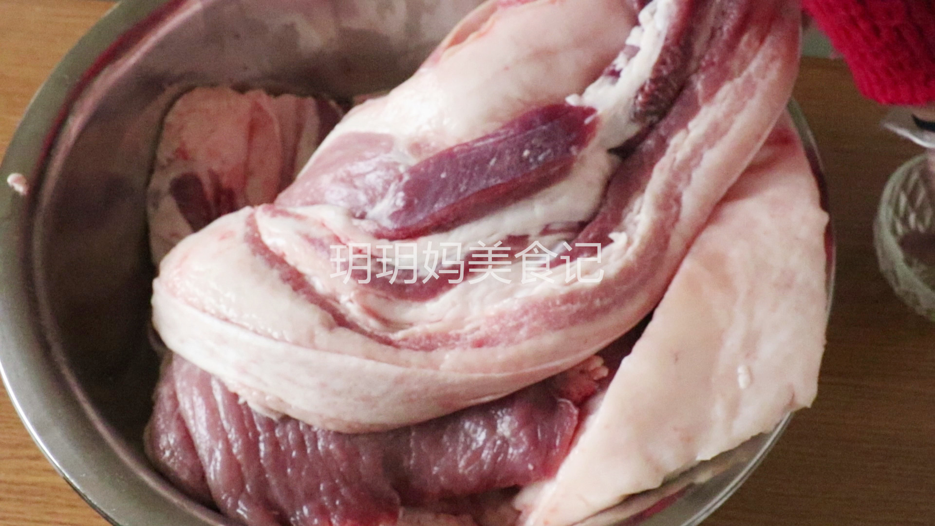 腌腊肉直接用盐腌很好吃,腌腊肉不要只放盐记住几个方法