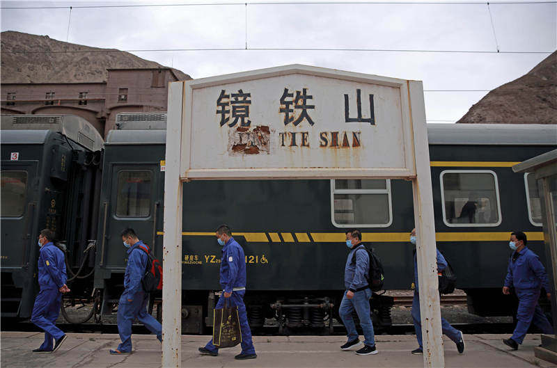 世界穿越沙漠最长的火车,一列火车穿过900米山洞