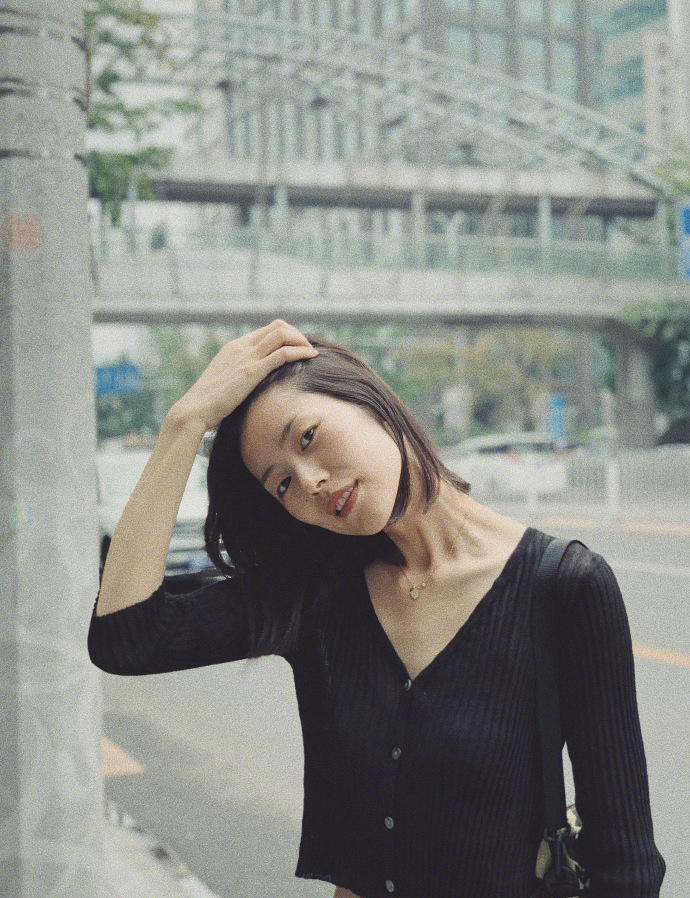 周洁琼牛仔裤穿衣搭配,周洁琼轻松get甜美风穿搭