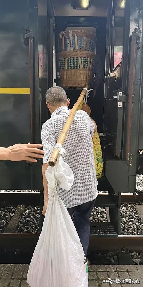 绿皮车成渝铁路上运行,川黔铁路最后的绿皮车