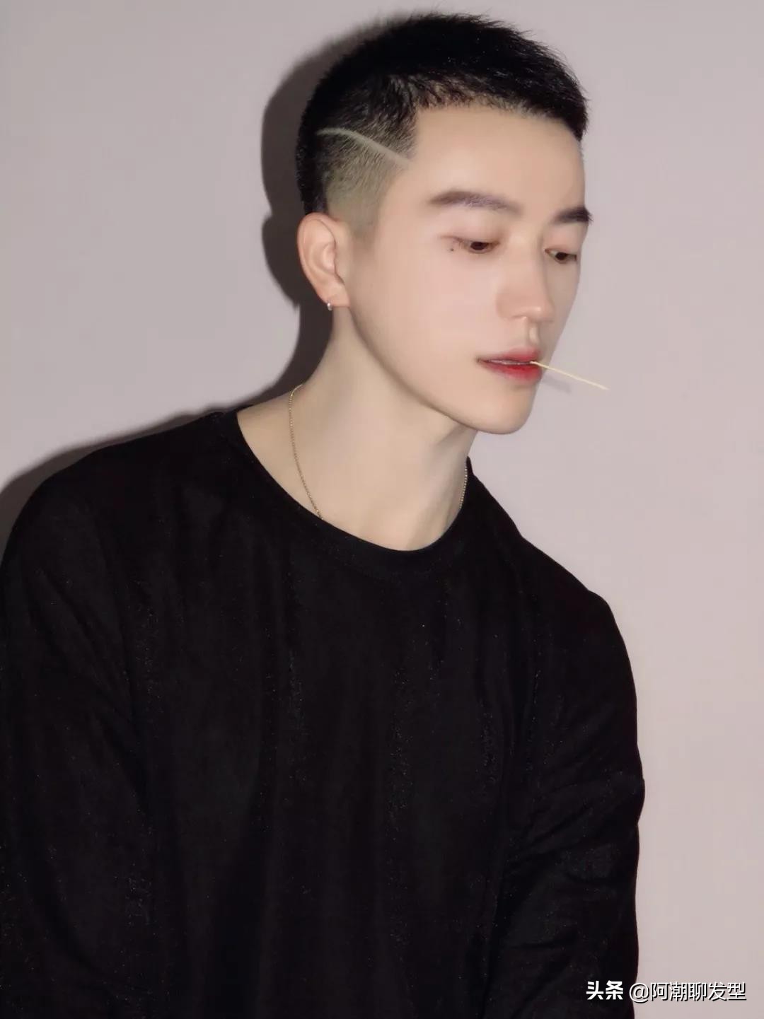 40岁男士两边铲的发型哪种好看,男士发型两边铲短头顶留长打理