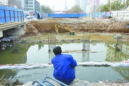 挖机工地被淹谁负责,挖机被淹赔偿多少费用