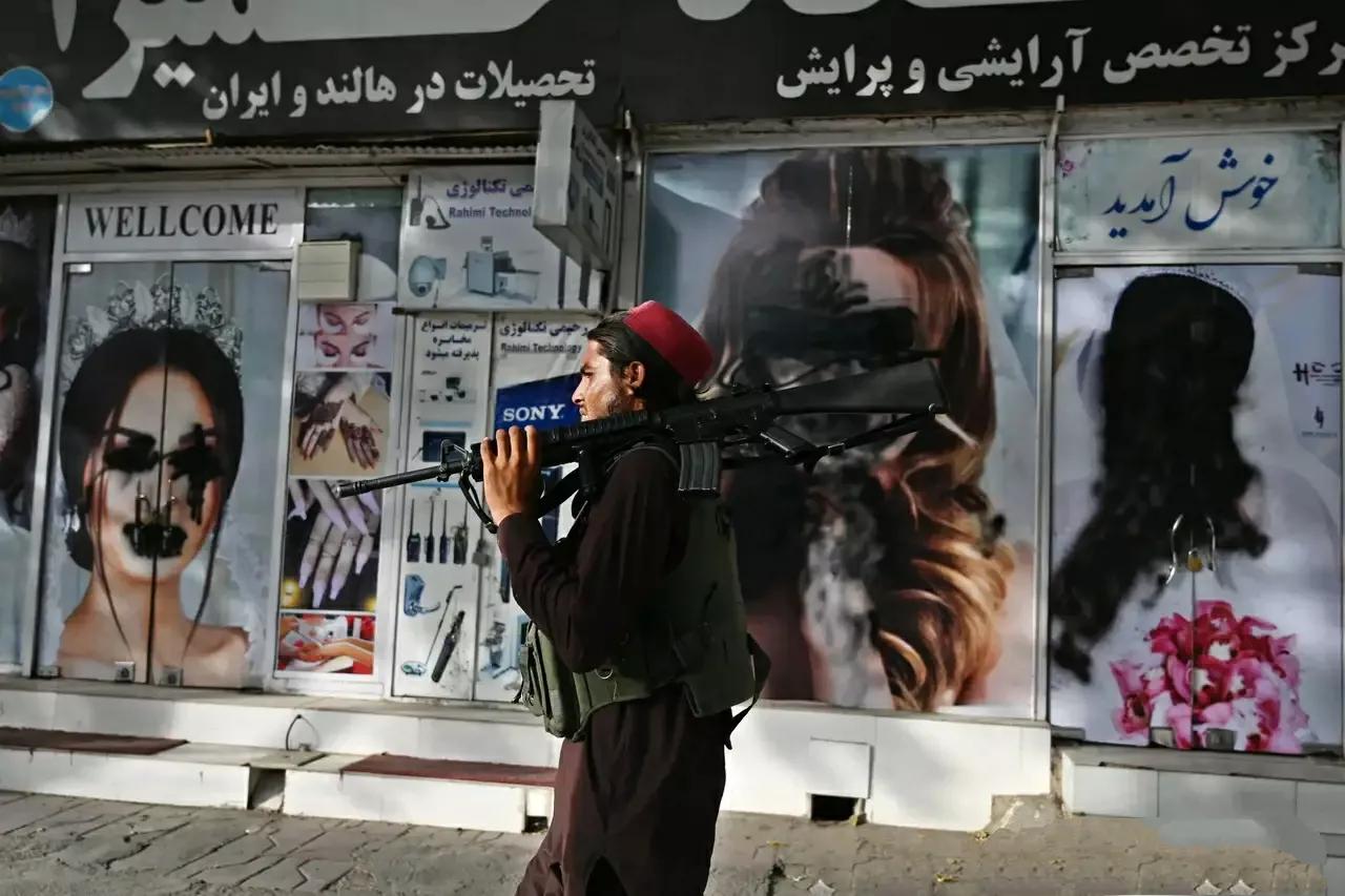 21岁足球运动员身亡,17岁足球青训队员从飞机侧面坠落