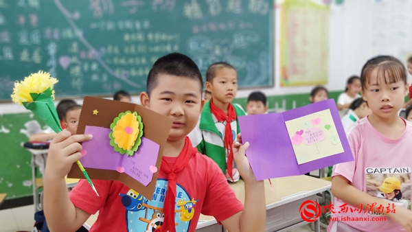 感恩教师节浓浓师生情视频,新昌三小开展教师节感恩教育活动