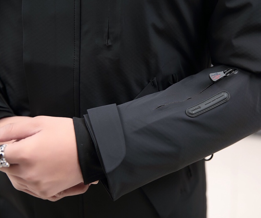 蒙口限量版绿羽绒服,蒙口羽绒服长款黑金配色