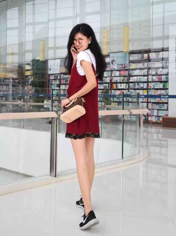 冬季内搭裙丝绒裙,女人别穿太花哨这样穿气质显洋气