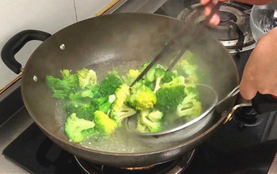 西兰花千万别只用清水洗,西兰花直接用清水洗就错了