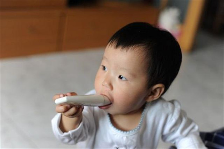 宝宝爱乱啃东西怎么办,宝宝爱乱咬东西
