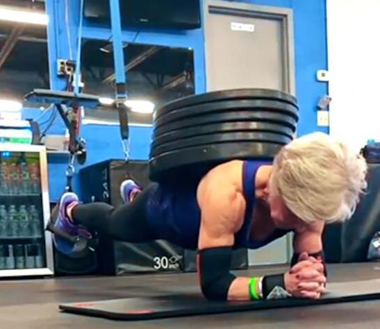 巧用背包练习平板支撑，更有效激活肌肉，对冲腰椎间盘突出