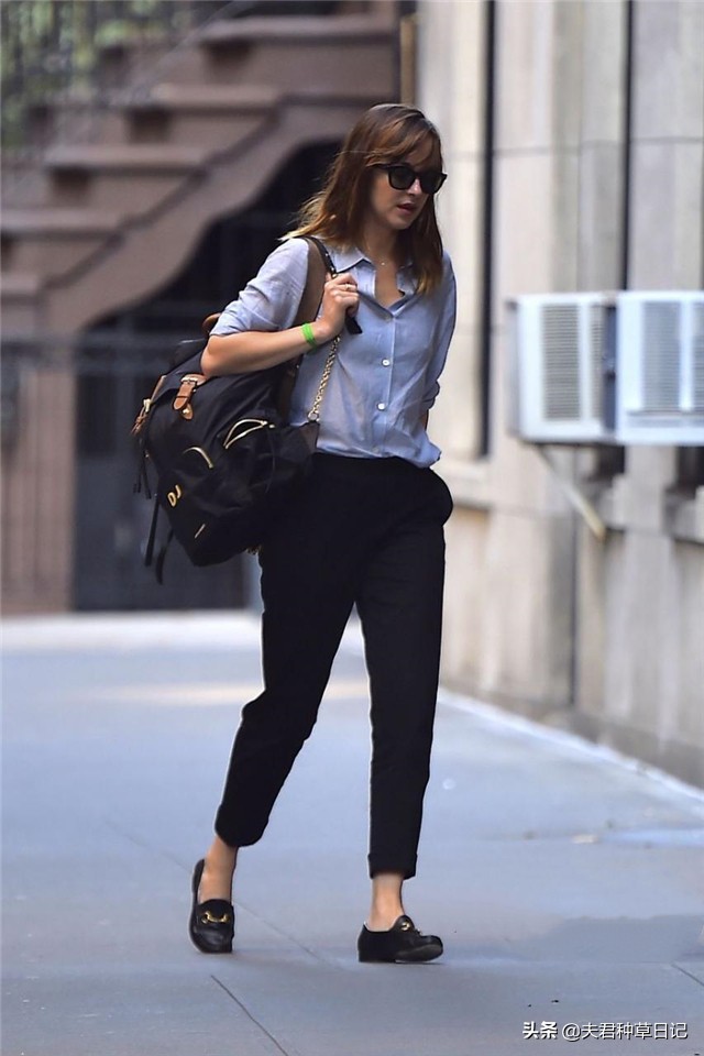 为啥好多女人都不穿高跟鞋了,适合现在穿的小白鞋