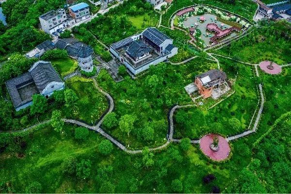 特色文化传播带动地方文旅发展,特色商业区推动文旅发展