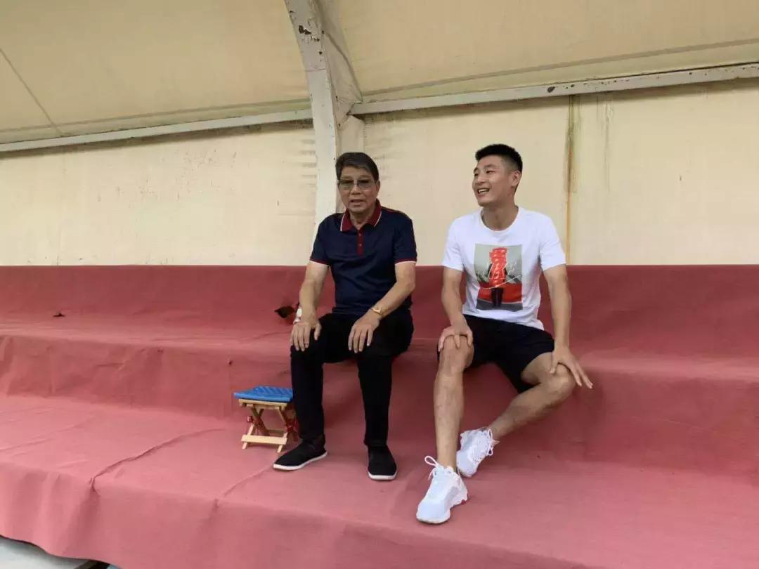 武磊从西班牙回来看望徐根宝视频,武磊回崇明基地看望恩师徐根宝