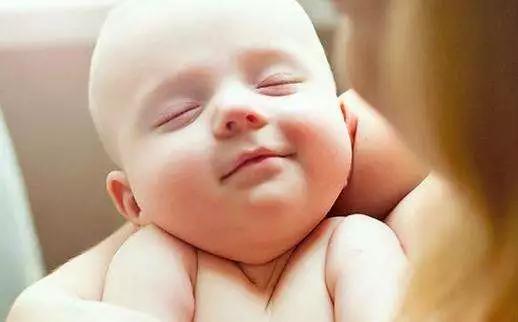 宝宝吃完奶还是对乳头恋恋不舍?教你小妙招轻松抽出乳头