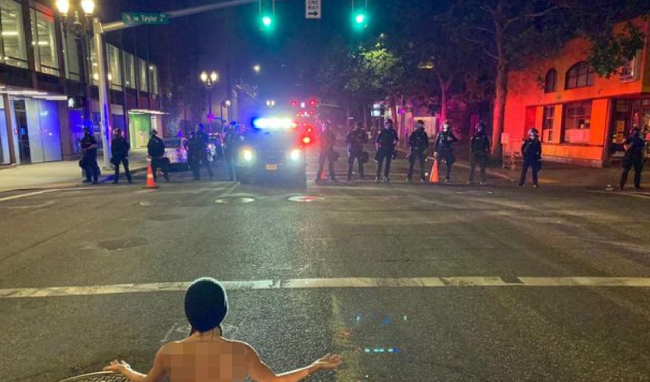 美国“夜之女神”衣不蔽体走在街上做瑜伽*威示**,一群警察望而却步