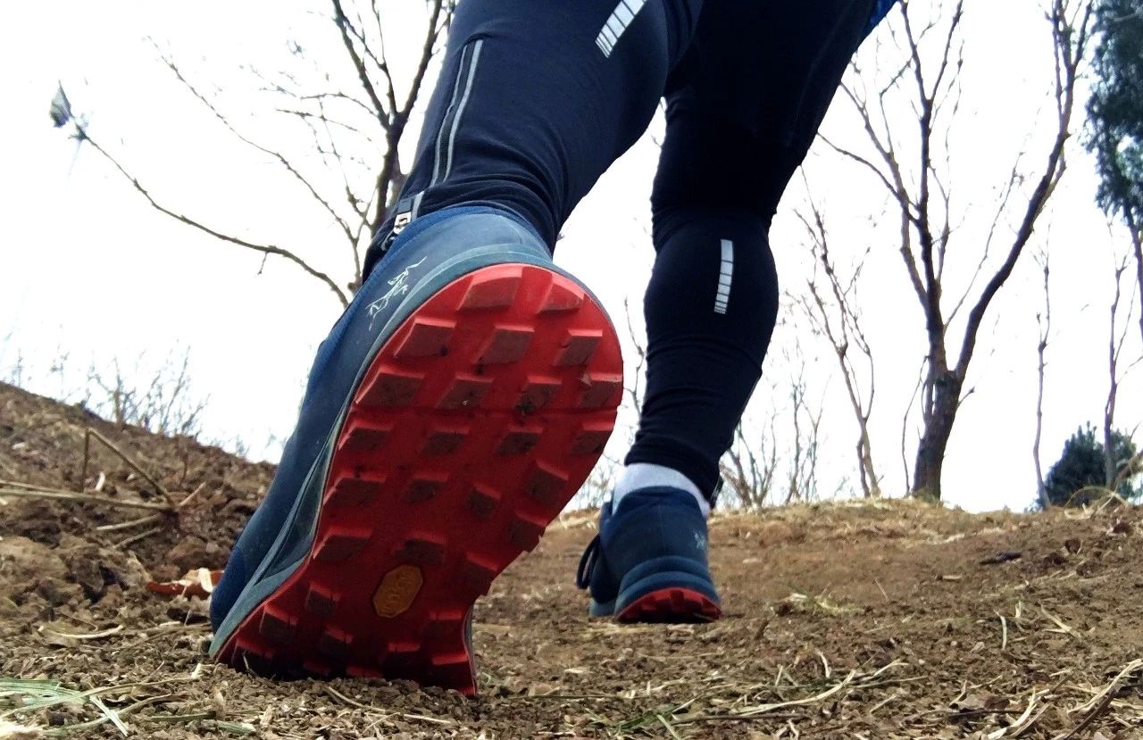 透气耐磨，带你纵横山巅：始祖鸟越野鞋评测