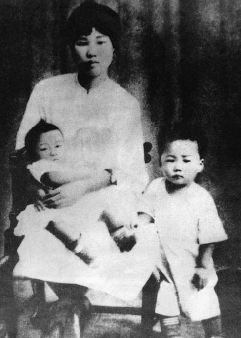 毛*东泽**儿媳邵华，为纪念主席笔耕不辍，临终前让*新宇毛**给汶川捐款