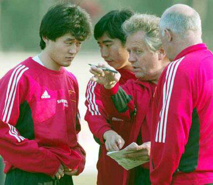 一个“笨蛋”的背影，回首04年阿里·哈恩执教国足的失败之路