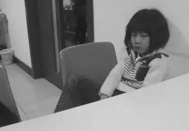 4岁女孩跪地大哭“妈妈别打,我不要娃娃了”