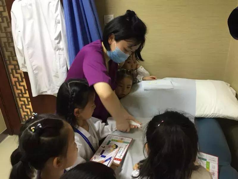 “DoctorFor-A-Day”：小问号携手知名品牌-新加坡“百汇医疗”