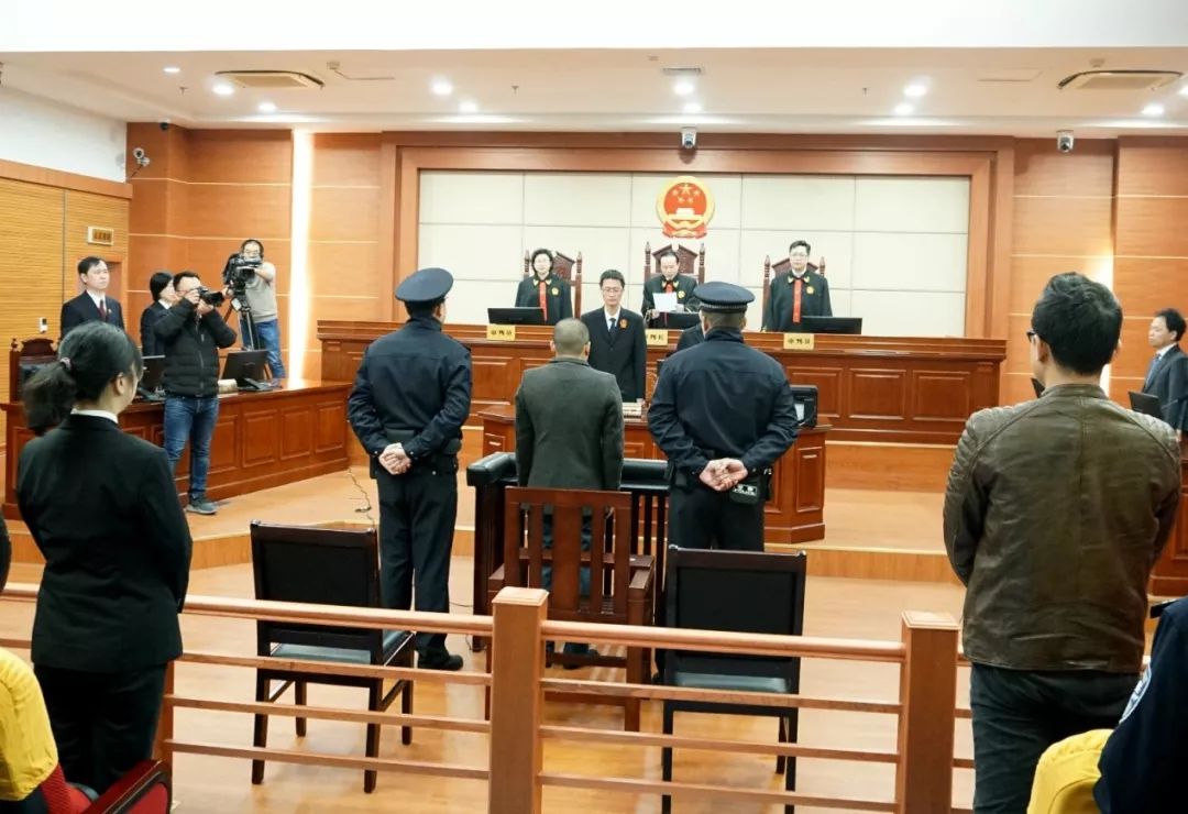 “仿真枪男孩”为什么从无期改判为7年3个月？