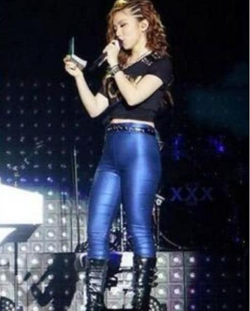 邓紫棋的皮裤怎么穿好看,邓紫棋黑色紧身弹力裤穿搭