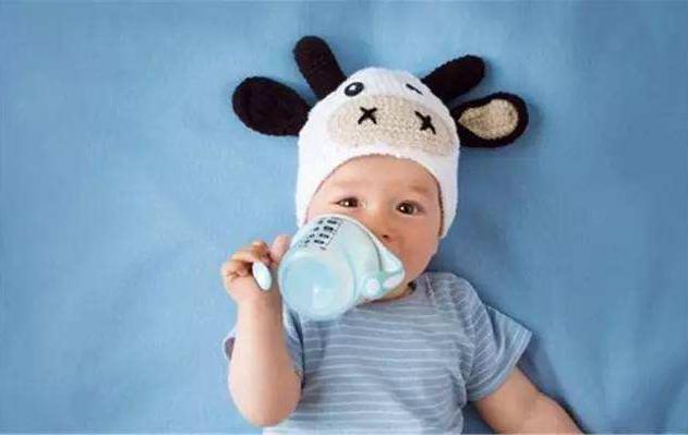 母乳宝宝喜欢“含奶而睡”，是出于这几个原因，真相很暖心