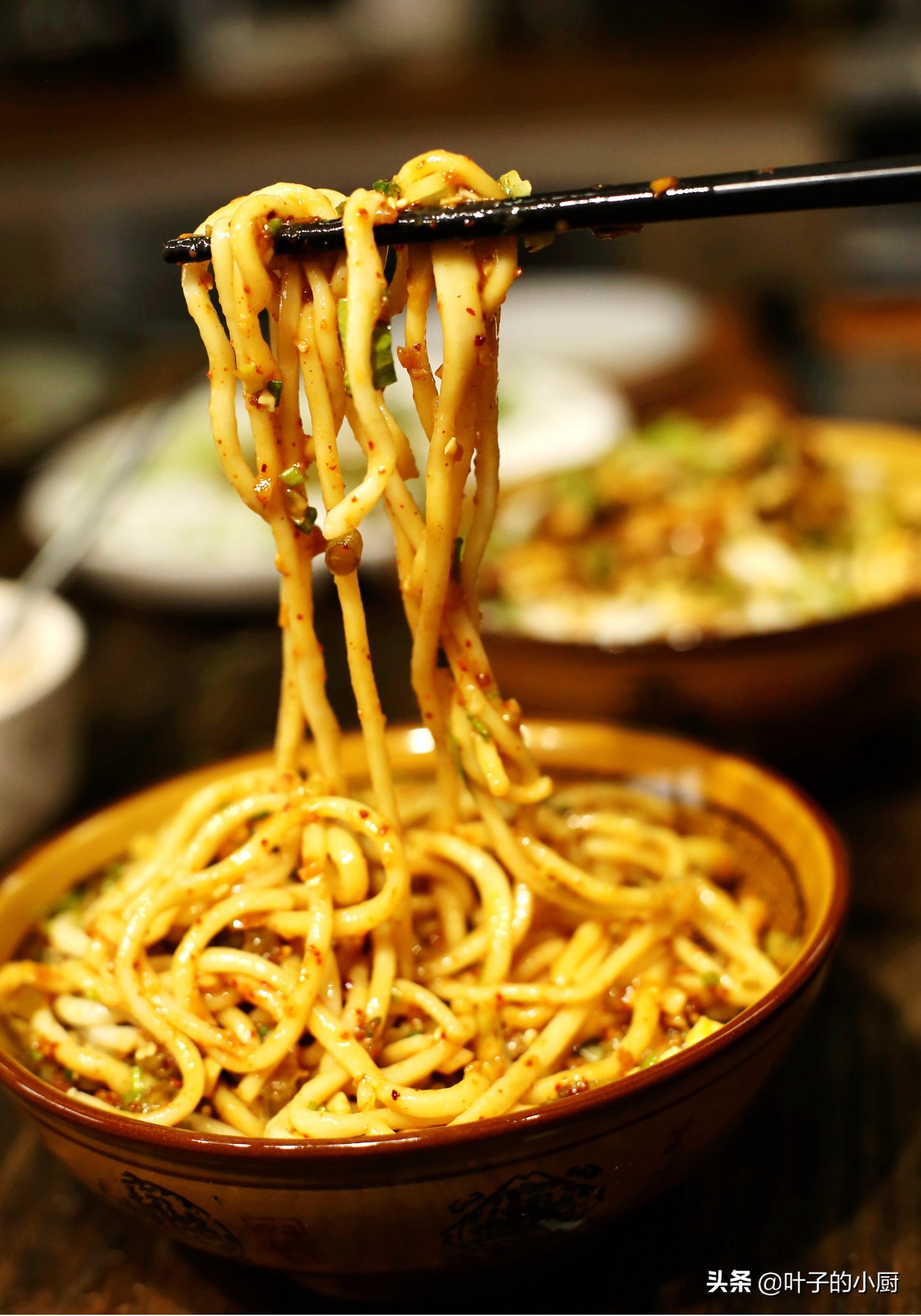 凉拌糖醋凉面怎么做才好吃,两分钟教你凉面做法夏天吃最可口