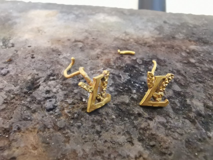 纯金耳钉弯钩断了可以修吗,黄金弯钩耳钉断了能焊接上吗