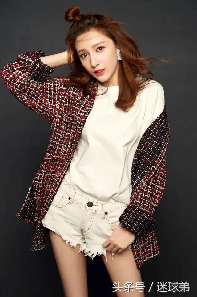 马凡舒首次主持天下足球,央视足球主持马凡舒