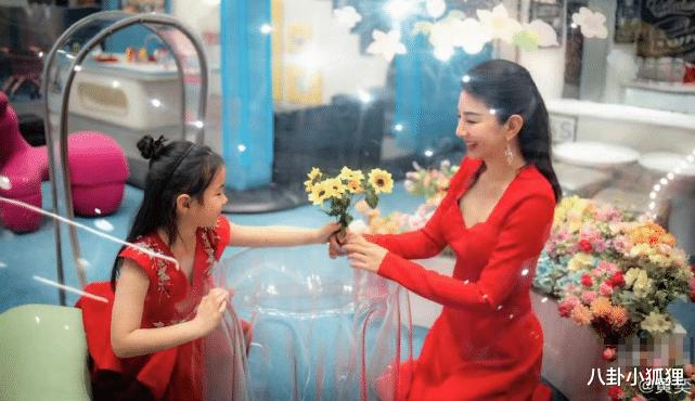 黄奕晒和黄芊玲合照,黄奕携女儿黄芊玲亲子装