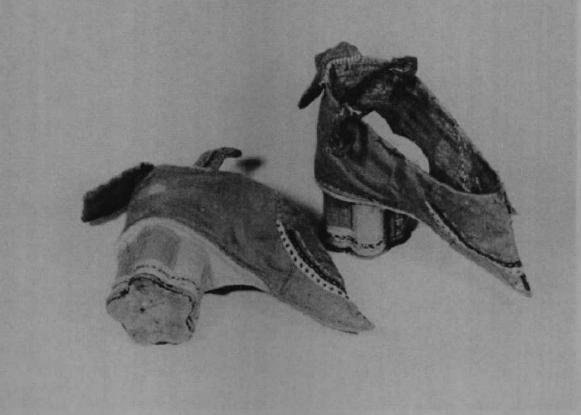 正说缠足一千年:三寸金莲如何从“贵族范儿”,变成了情色风