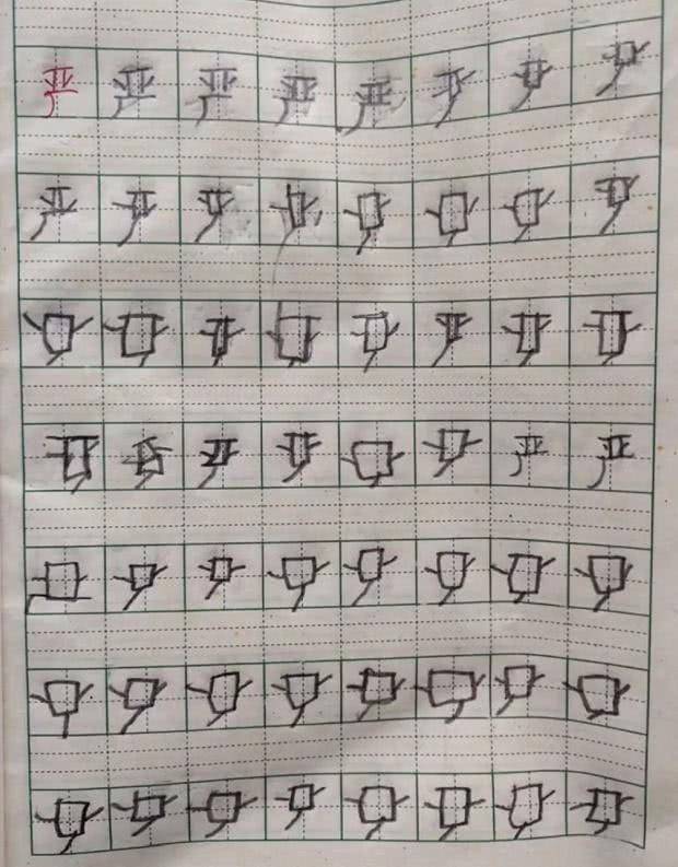 儿子被罚抄“足”字，宝妈看到作业后哭笑不得，网友：灵魂写手