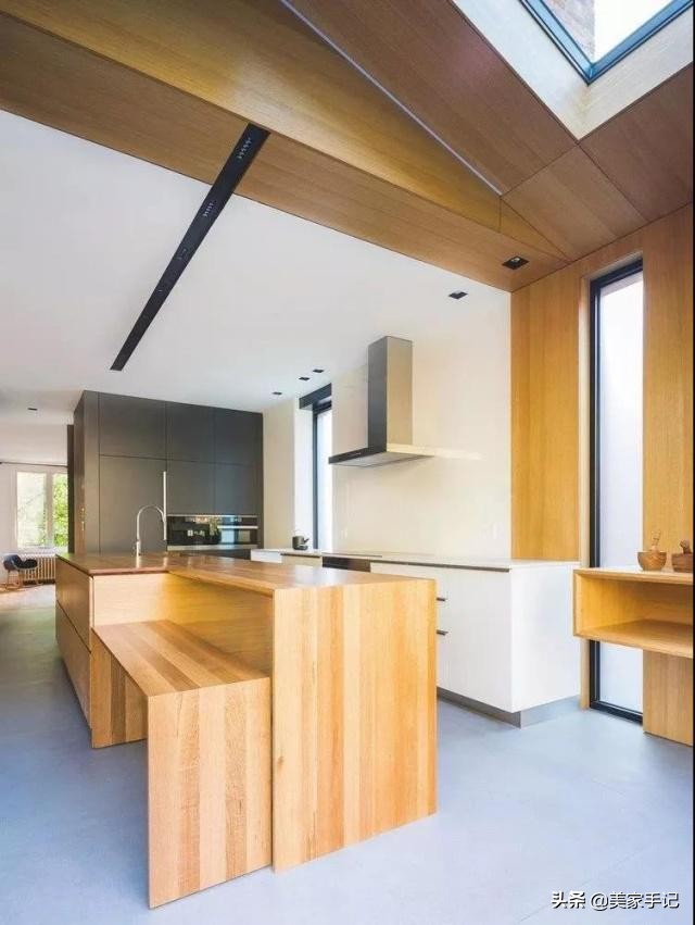 她在别墅外墙搭了个“黑盒子”，从而多出了间阳台和厨房！太聪明